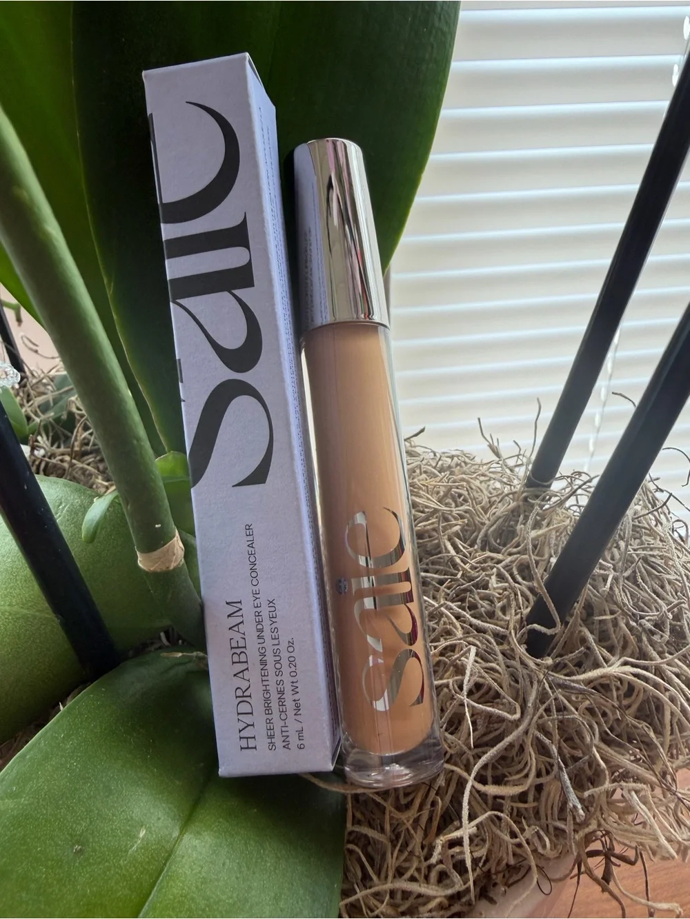 HydrAream Sheer Brightening Concealer - Warm Beige